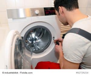 Installateur repariert Waschmaschine