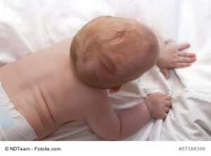 Baby krabbelt auf einer Decke