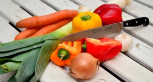 Verschiedenes Gemüse mit Küchenmesser