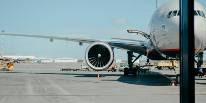 Flugzeug, Flughafen, Gruppenreise